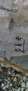 Foto eines Schriftzugs auf einem Fels, mit Rechtschreibfehlern