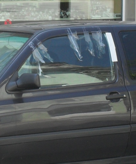 Foto der Fahrertür eines schwarzen VW Golf 2 mit einer durch Klebeband gesicherten Seitenscheibe