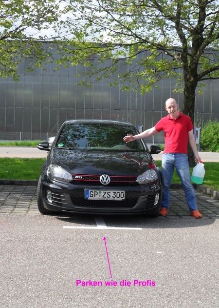 Foto von Uwe Keim neben einem Golf GTI der rückwärts eingeparkt auf zwei Parkplätzen gleichzeitig steht