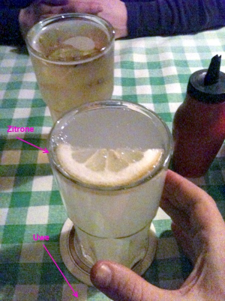 Foto eines vollen Getränkeglas mit Bitter Lemon und einer Zitrone