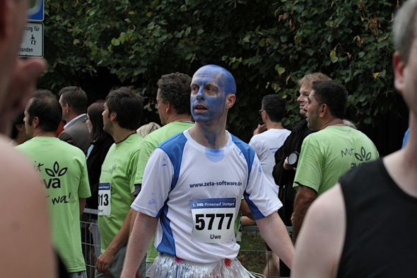 Uwe mit blauer Farbe im Gesicht beim Stuttgarter Firmenlauf 2010