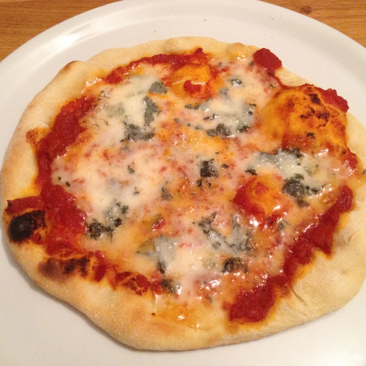 Selbstgemachte Pizza mit selbstgemachtem Teig und selbstgemachter Soße